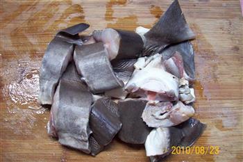 葱姜蒜香鲨鱼煲的做法图解4