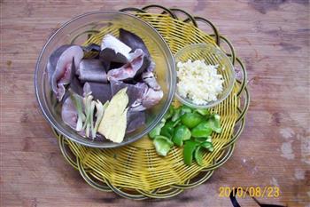 葱姜蒜香鲨鱼煲的做法步骤9