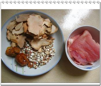 土茯苓茨实薏米煲瘦肉的做法图解1