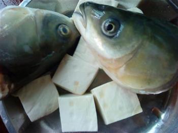 板栗鱼头汤的做法步骤1