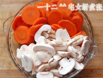 胡萝卜菌菇鲫鱼汤的做法步骤3