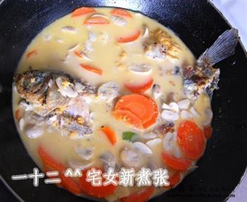 胡萝卜菌菇鲫鱼汤的做法步骤9