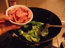 甜椒火腿炒花椰菜的做法步骤10