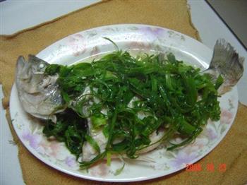 粤式蒸鲈鱼的做法步骤5