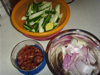 丝瓜洋葱炒肉片的做法步骤1