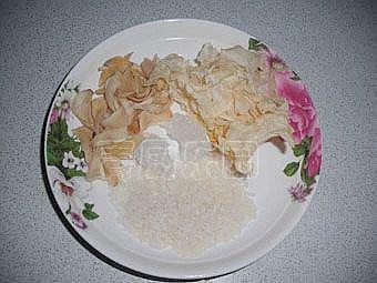 银耳百合粳米粥的做法步骤1