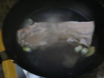 回锅肉的做法步骤1