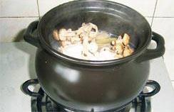 双菇羊肉煲的做法步骤7