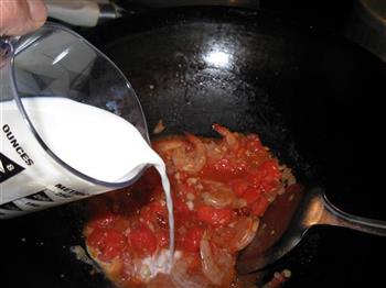 奶香茄汁虾汤的做法图解2