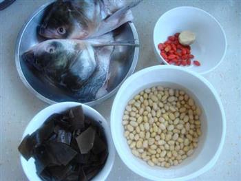 海带黄豆鱼头汤的做法步骤1