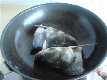 海带黄豆鱼头汤的做法步骤3