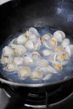 蛤蜊香菇鱼丸汤的做法步骤7