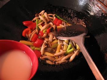 双笋素炒蟹味菇的做法步骤10