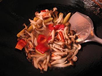双笋素炒蟹味菇的做法步骤6
