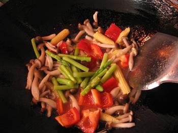 双笋素炒蟹味菇的做法步骤7