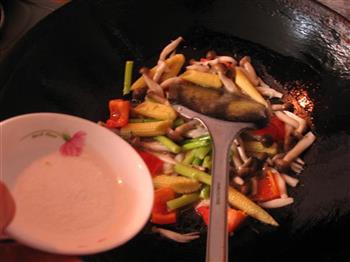 双笋素炒蟹味菇的做法步骤8