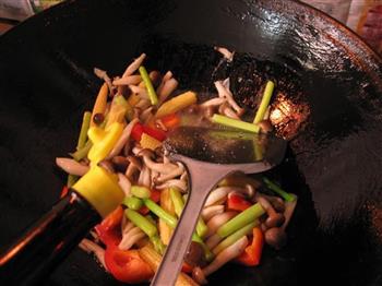 双笋素炒蟹味菇的做法步骤9