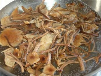 茶树菇烧木耳的做法步骤2