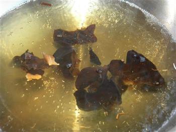 茶树菇烧木耳的做法步骤3