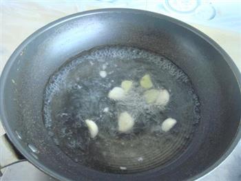 三文鱼骨奶酪汤的做法步骤3