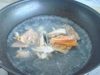 三文鱼骨奶酪汤的做法步骤4