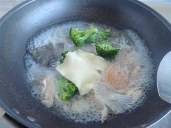 三文鱼骨奶酪汤的做法步骤6