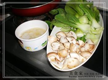 上汤双孢菇扒油菜的做法步骤2
