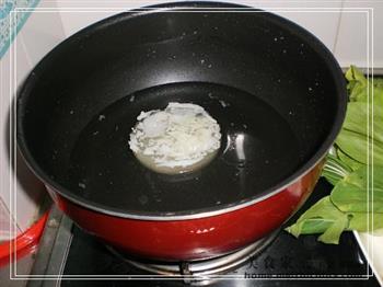 上汤双孢菇扒油菜的做法图解3