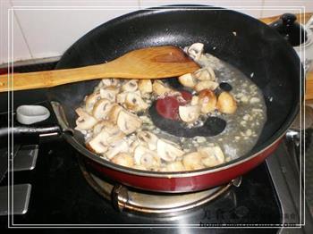 上汤双孢菇扒油菜的做法图解8