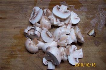 香菇排骨山珍汤面的做法步骤2