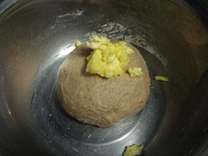玉米肠肉桂面包卷的做法图解3