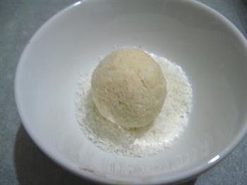奶香蛋白椰蓉球的做法步骤5