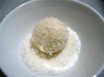 奶香蛋白椰蓉球的做法步骤6