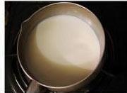 杏仁牛奶布丁的做法步骤3