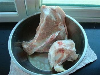 猪骨汤炖白菜海带的做法图解1