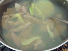 肝尖菠菜汤的做法步骤2