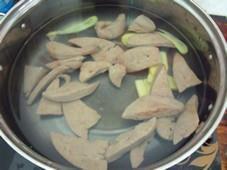 肝尖菠菜汤的做法步骤4
