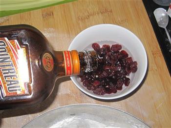 酒渍蔓越莓吐司的做法步骤2