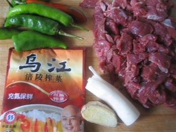 青椒榨菜炒牛肉的做法步骤1