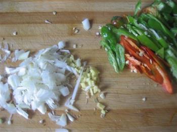 青椒榨菜炒牛肉的做法步骤2