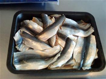 煎鲱鱼配土豆泥的做法步骤1
