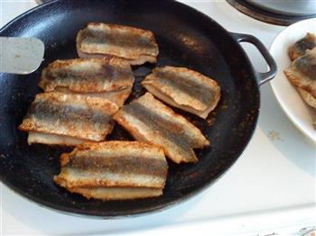 煎鲱鱼配土豆泥的做法步骤7