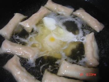 鱼皮饺包蛋煮肠粉的做法步骤3
