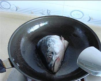 三文鱼头汤的做法步骤4