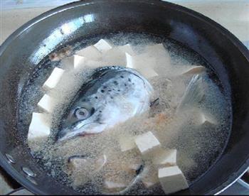 三文鱼头汤的做法图解5