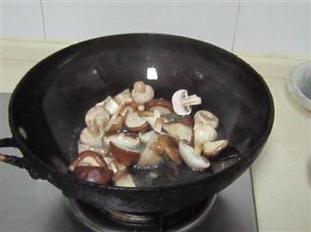 双菇炒青菜的做法步骤3