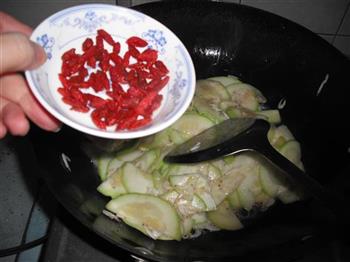 西葫芦炒虾皮的做法步骤5