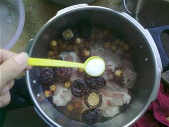 蘑菇莲子汤的做法步骤4