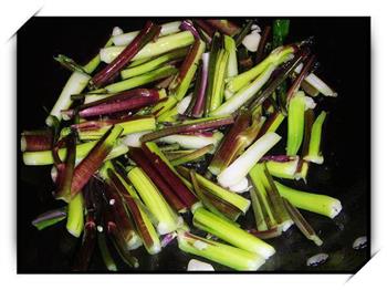 酿猪皮炒红菜苔的做法步骤5