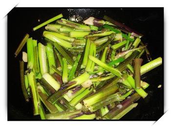 酿猪皮炒红菜苔的做法步骤6